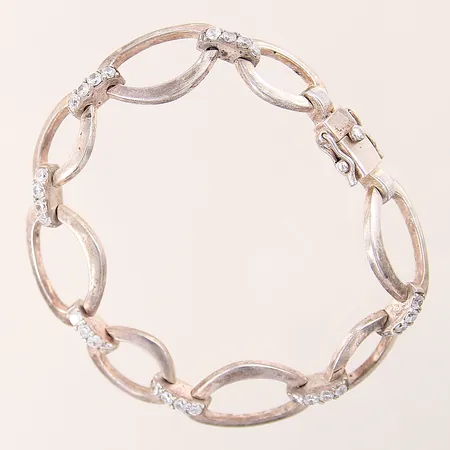 Armband med vita stenar, längd 19cm, bredd 11,8-14,6mm, GHA, silver 925/1000 Vikt: 26,7 g