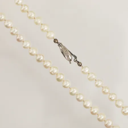 Pärlcollier med odlade sötvattenspärlor, semibarocka, Ø5,7-6,3mm, längd 48cm, lås i silver, defekt lås, 925/1000 Vikt: 0 g