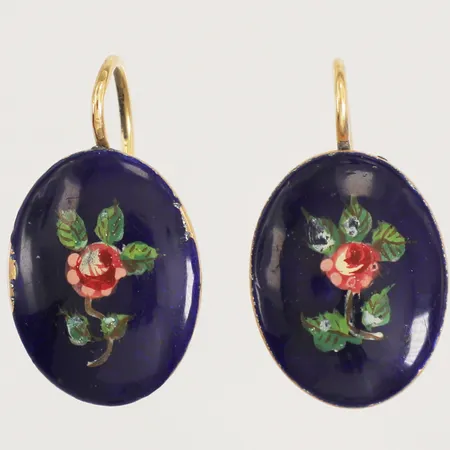 Ett par örhängen med skadad emalj, längd 23,5mm, bredd 13,1mm, synliga lödningar, 14K Vikt: 4,3 g