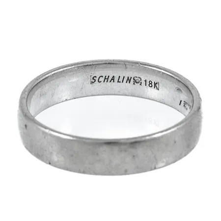 Graverad ring i 18K guld. Vikt: 6,9g. 