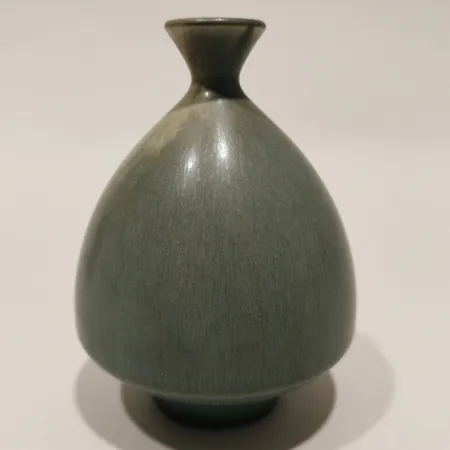 Miniatyrvas Berndt Friberg, Gustavsberg Studio, grön harpälsglasyr, höjd 9,5cm, signerad, märkt med Gustavsbergs studiohand, stengods