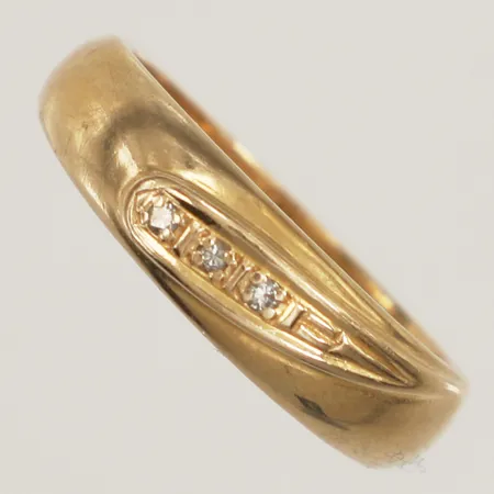 Ring med diamanter, 3xca0,01ct, stl 18¼, bredd 3,3-5,6mm, 18K Vikt: 5,3 g