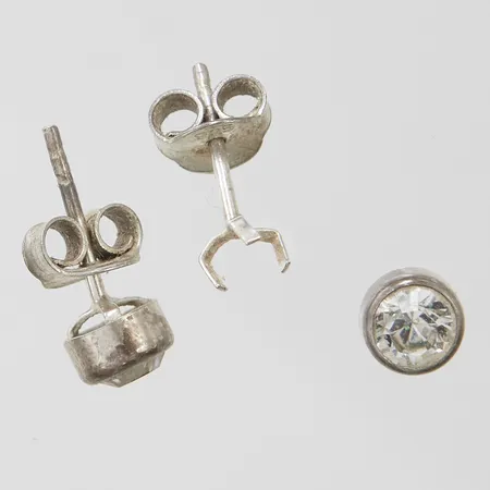 Ett par örhängen med vita stenar defekta, 925/1000 silver, bruttovikt: 0,9g Vikt: 0,9 g