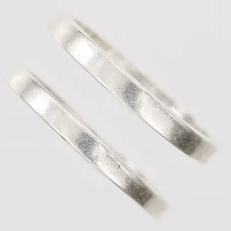 Två ringar, släta, stl 22, bredd 3mm, 925/1000 silver. Vikt: 8,6 g