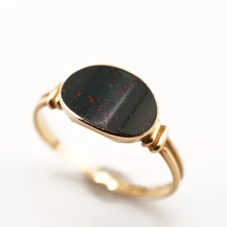 Ring m sten, stl 18½(58), bredd 8,5mm, 18k Vikt: 2,1 g