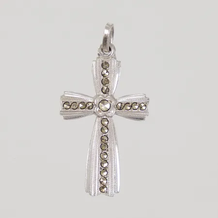 Hänge kors med markasiter, längd inklusive ögla 31,8mm, nagg, 925/1000 silver,  Vikt: 2,5 g