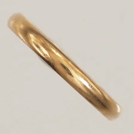 Ring slät, stl 17¼, bredd 2,7mm, gravyr, 18K  Vikt: 3,5 g