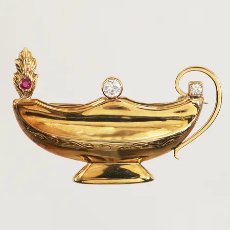 Brosch med diamanter en ca 0,23ct, samt ca 0,05ct, syntetisk rubin, längd 45mm, bredd 24mm, gravyr, Stefan,Bo, år 1992, 18K  Vikt: 8,2 g