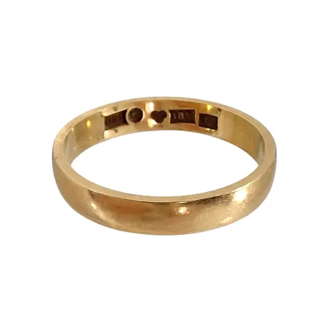 Ring, 18K guld, slät modell, slitage och gravyr Vikt: 4,2 g