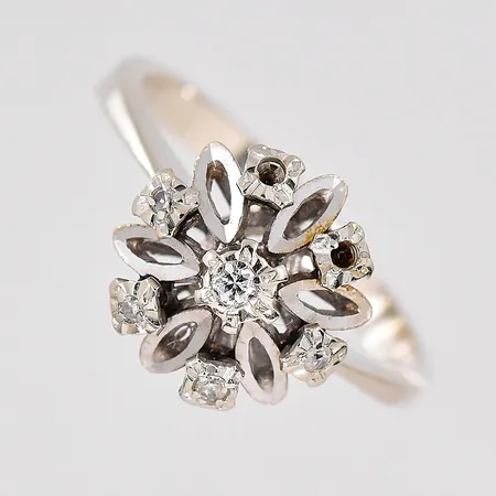 Ring med vita stenar stl 17, två stenar saknas, vitguld, 14K  Vikt: 3,2 g