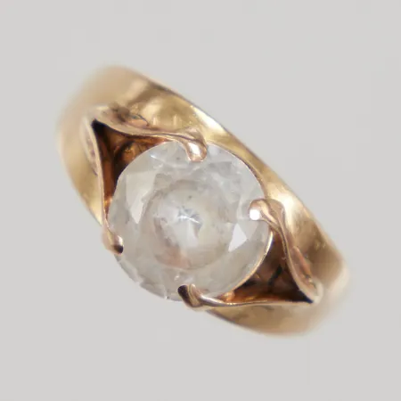 Ring med vit sten stl 17½, bredd 2,8-9mm, sten lös i fattning, 18K, Vikt: 4,6 g