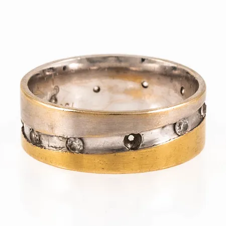 Defekt ring i 18K guld. Vikt: 7,0g. 