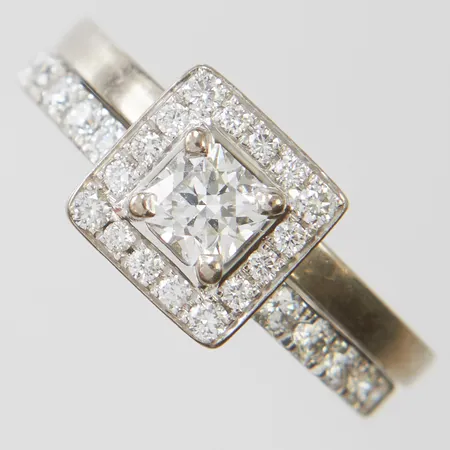 Ring tvådelad med Flandersslipad diamant 1 x ca 0,45ct, ca.TW-W (G-H)/VS samt 10 x ca 0,03ct, 16 x ca 0,01-0,02ct, runda briljantslipade, stl16¾, bredd 2-9mm, David Harper, Stockholm, vitguld, gravyr, behov av omrodiering, 18K Vikt: 9 g