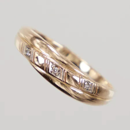 Ring med åttkantslipade diamanter 3x0,0075ct, stl 18, bredd 1,8-5,2mm, GFAB, 18K,  Vikt: 2,1 g