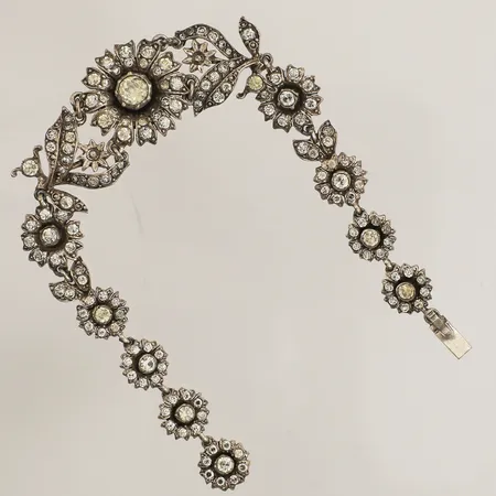 Armband med vita stenar, längd 18cm, bredd 10-20mm, silver Vikt: 20,5 g