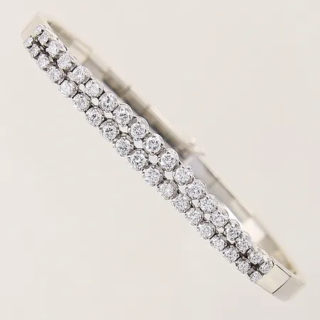 Armband med diamanter 38 x ca 0,03-0,07ct, åtta diamanter indikerar på syntetiska, längd 18cm, bredd 3,9-7,2mm, repig, vitguld, 18K Vikt: 19 g