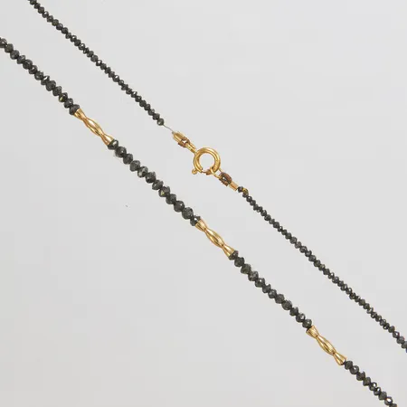 Collier med svarta diamanter, några med skador, längd ca 41cm, bredd 1-3mm, behov av omträdning, detaljer i guld 18K,  bruttovikt: 4,2g.