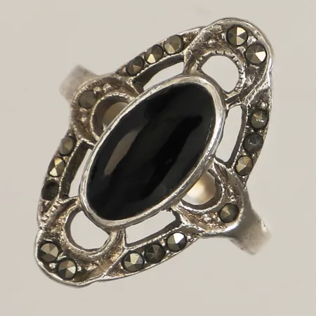 Ring med onyx samt markasiter, stl 17, bredd 23mm, saknar en markasit, 925/1000 Vikt: 3,4 g