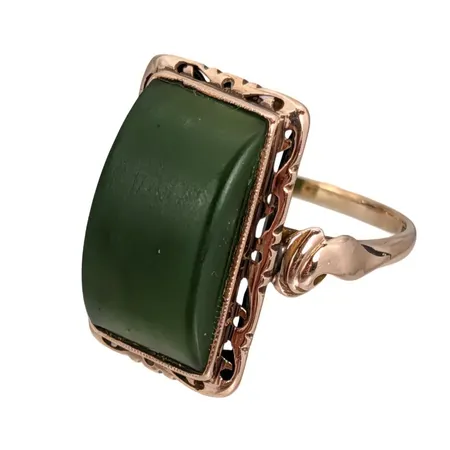 Ring, 8K guld, grön sten 9x16 mm, Ø17¼ mm, bredd 1,5 - 19 mm, fint skick Vikt: 3,6 g