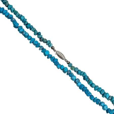 Halsband, Turkoser, lås i silver 925/1000, tillverkarstämpel JKa, längd 63 cm, stenar med varierande mått, omkring 5-6 mm, lås mått 12x5 mm, vikt 29,9 gram Vikt: 29,9 g