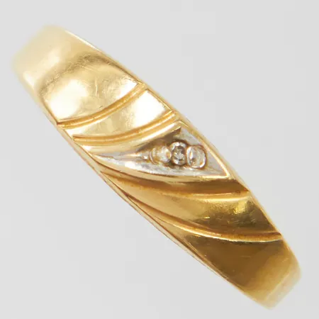 Ring med diamant 1 x ca 0,0025ct, stl15, bredd 1,5-4,5mm, 18K Vikt: 1 g