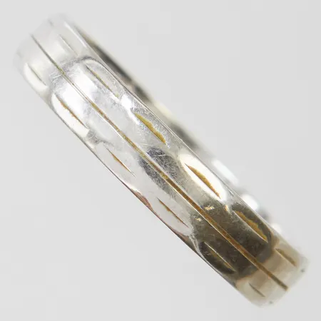 Ring med mönsterdekor, stl18¼, bredd 4mm, vitguld, gravyr, 18K Vikt: 3,9 g