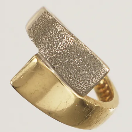 Ring, stl 16¼, bredd 2,8-13mm, tvåfärgad, repig, 18K  Vikt: 4,8 g