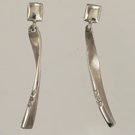 Ett par örhängen med vita stenar, längd 40mm, bredd 5mm, GHA, 925/1000 silver Vikt: 4,1 g