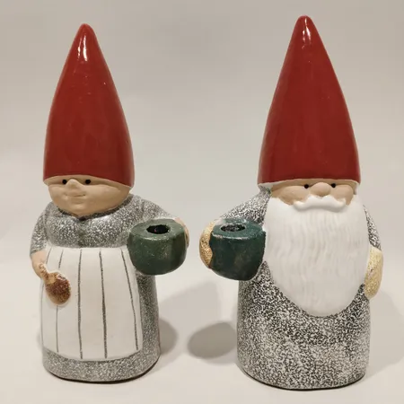Två figuriner/ Ljushållare, Lisa Larsson, Tomtemor och Tomtefar ur serien Tomtefamilj, höjd ca 19cm, keramik, K-studion Gustavsberg, glasyrdefekt, stearinrester signerade