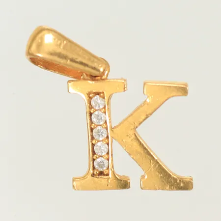 Hänge "K" med vita stenar, längd 15mm inkl ögla, bredd 9mm, 21K, 1,1g Vikt: 1,1 g