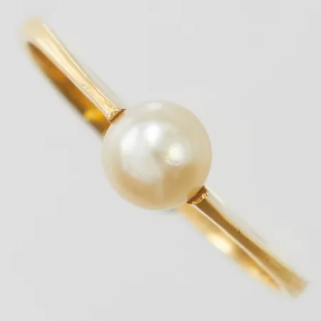 Ring med odlad pärla, stl15¼, bredd 1-5mm, skev skena, 18K, bruttovikt: 1,3g.