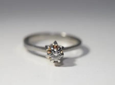 1 fin solitär 0,08ct vitguld18k 2,7 gr Ø 16 mm, # 31231 au 1206 Vikt: 2,7 g