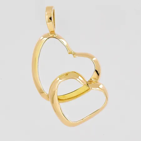 Hänge två hjärtan, längd 39mm, gravyr, 18K Vikt: 6,7 g