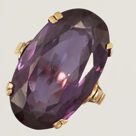 Ring med syntetisk lila safir, stl 17¾, bredd 2,3-27mm, trasiga klor, sten sitter löst, 14K Vikt: 14,7 g