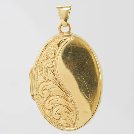 Hänge medaljong, längd ca 35mm, bredd 19,5mm, bucklig, repig, 18K Vikt: 4,4 g