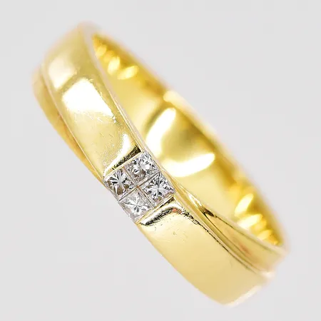 Ring GHA stl 17½, 4st diamanter princess slipade 0,10ctv, bredd 3,6mm, 18K Vikt: 4,4 g