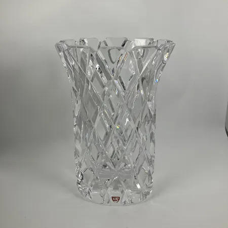 Vas, höjd 25cm, bredd 15,5cm, Sofiero, design Gunnar Cyrén, signerad Orrefors, rutslipad kristall, etikettmärkt, flera små nagg, Skickas med postpaket.