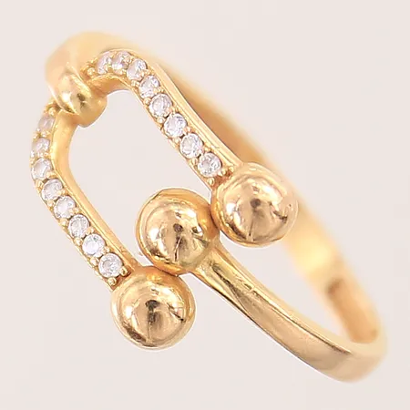 Ring med vita stenar, stl: 17¼, bredd: 2mm, skev skena, 21K  Vikt: 2 g