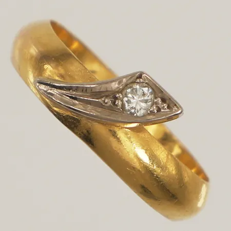 Ring med diamant ca 0,10ct, stl 17, bredd 8mm, skev, gravyr, 23K  Vikt: 5,5 g
