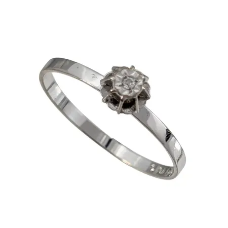Ring, 18K vitguld, Diamant 0,005ct, Guldfynd (GFAB), svensk kontrollstämpel, Ø18½ mm, bredd 1,7 - 5 mm, fint skick Vikt: 1,3 g