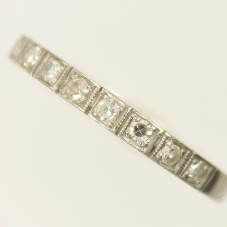 Ring vitguld med vita stenar stl stl 15¾, bredd 2mm, gravyr, 18K, 2,5g Vikt: 2,5 g