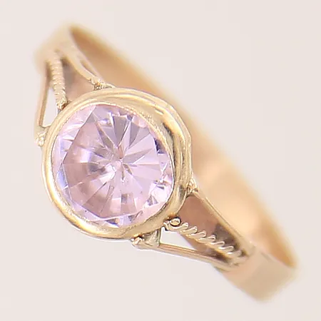 Ring med rosa sten, stl: 16½, bredd: 2,3mm, 18K  Vikt: 1,4 g