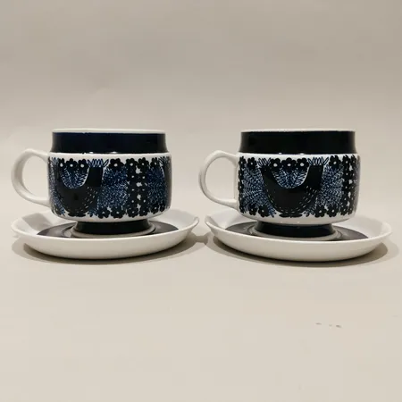 Två tekoppar med fat, Arabia "Sinilintu", Raija Uosikkinen, höjd kopp ca 10cm, fat Ø16cm