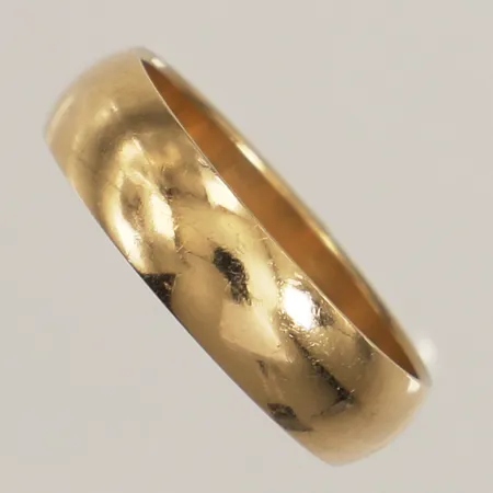 Ring slät, stl 17, bredd 5mm, gravyr, 18K  Vikt: 4,1 g