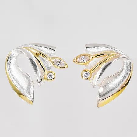 Ett par örhängen med vita stenar, 925S/1000 Vikt: 5,3 g