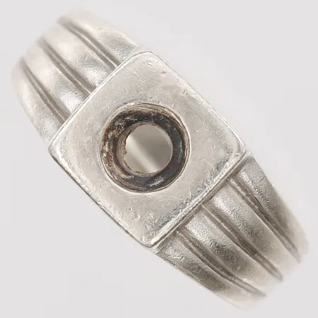 Ring, stl: 18¾, bredd: 3-10mm, saknar sten, 925/1000 silver Vikt: 5,3 g