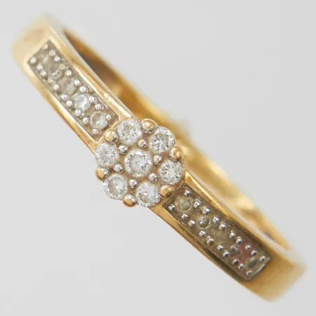 Ring med diamanter 17 x ca 0,005ct-0,02ct, stl17½, bredd 2,5-5mm, GHA, gravyr, 18K Vikt: 2,8 g