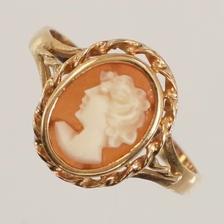 Ring med camé, stl 17¼, bredd 13mm, 18K  Vikt: 1,9 g