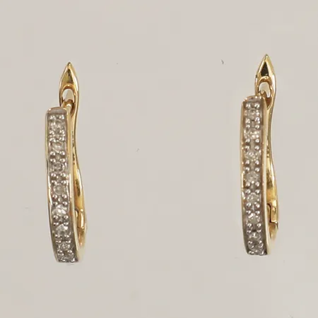 Ett par örhängen med diamanter 8x ca 0,005ct, längd 13mm, bredd 2,1mm, GHA, 18K  Vikt: 1,7 g