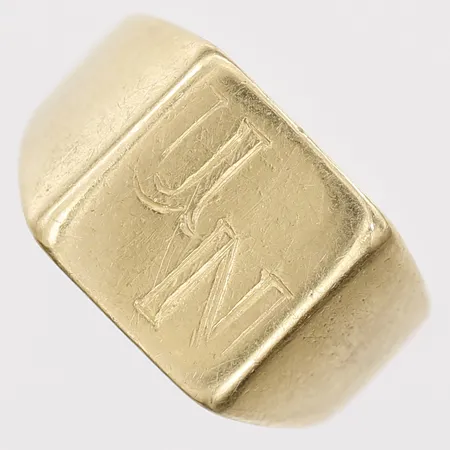 Klackring med monogramgravyr, stl: 16¾, buckla på skena, 18K guld Vikt: 7,4 g